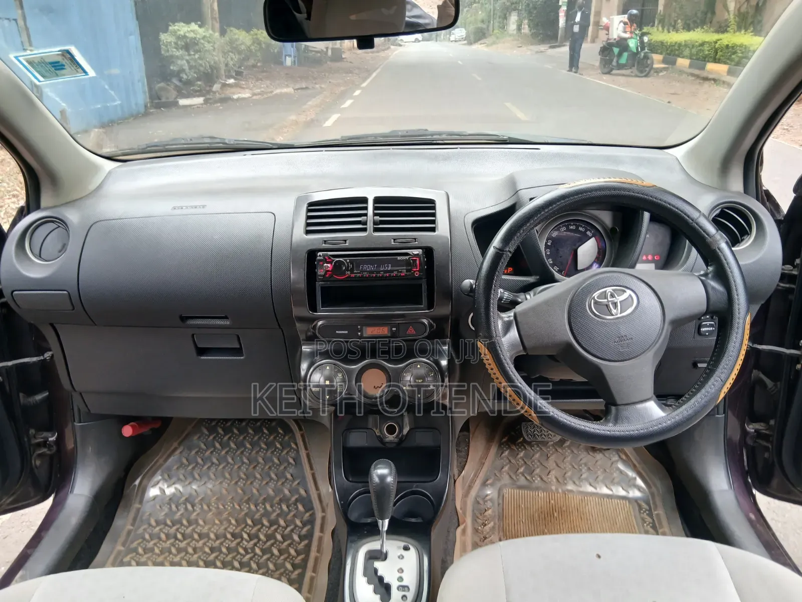 Toyota IST 2009 Maroon