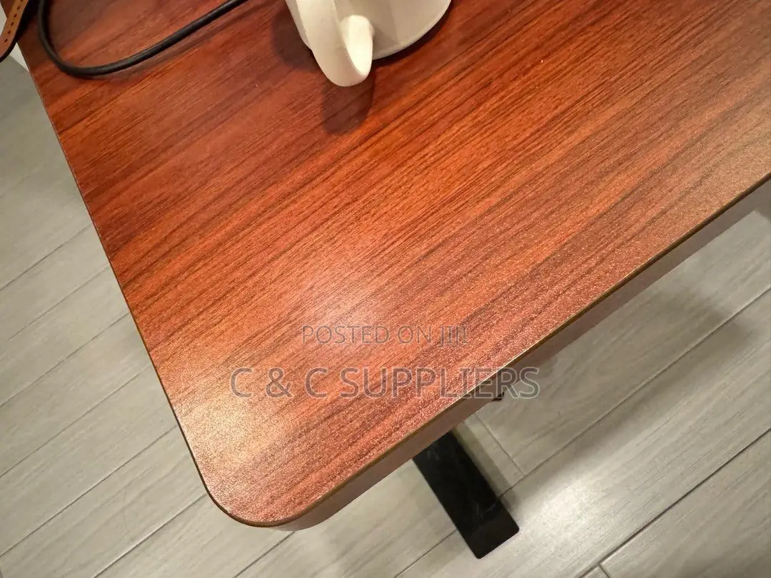 Ergonomic Lifting Standing Table.