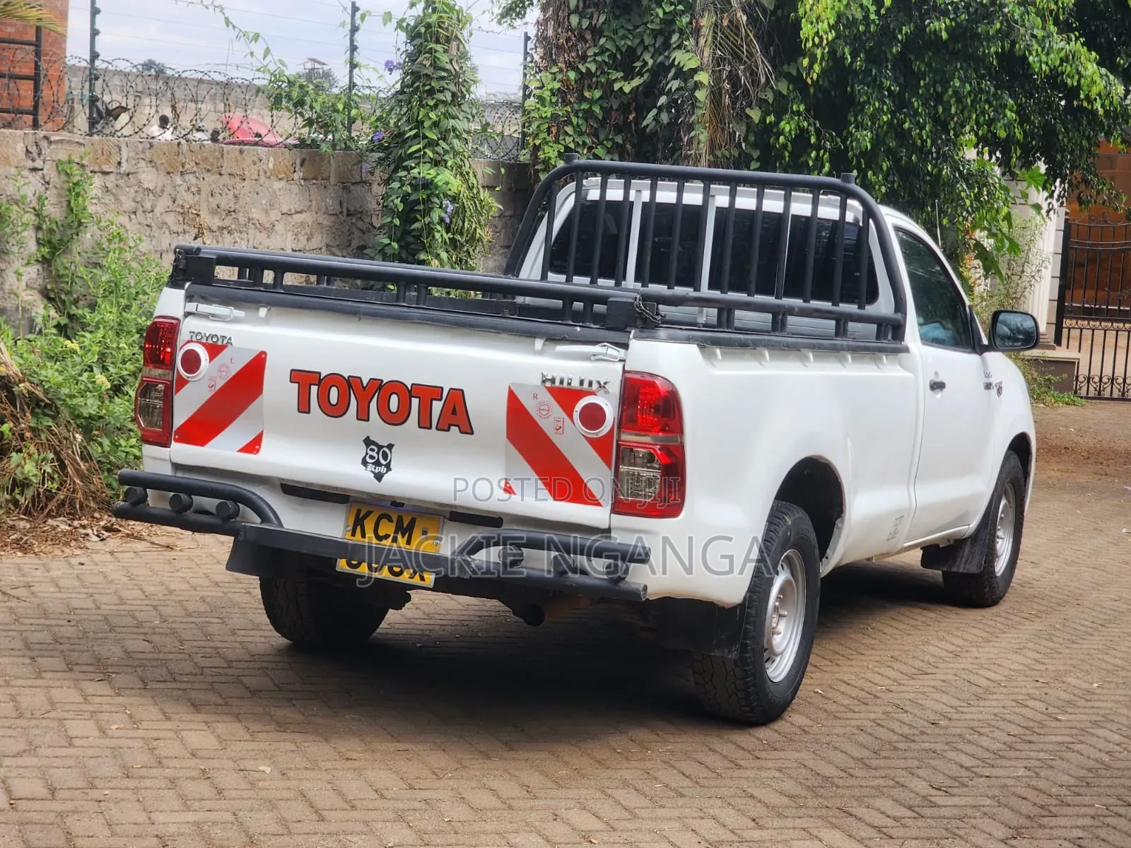Toyota Hilux 2010 White