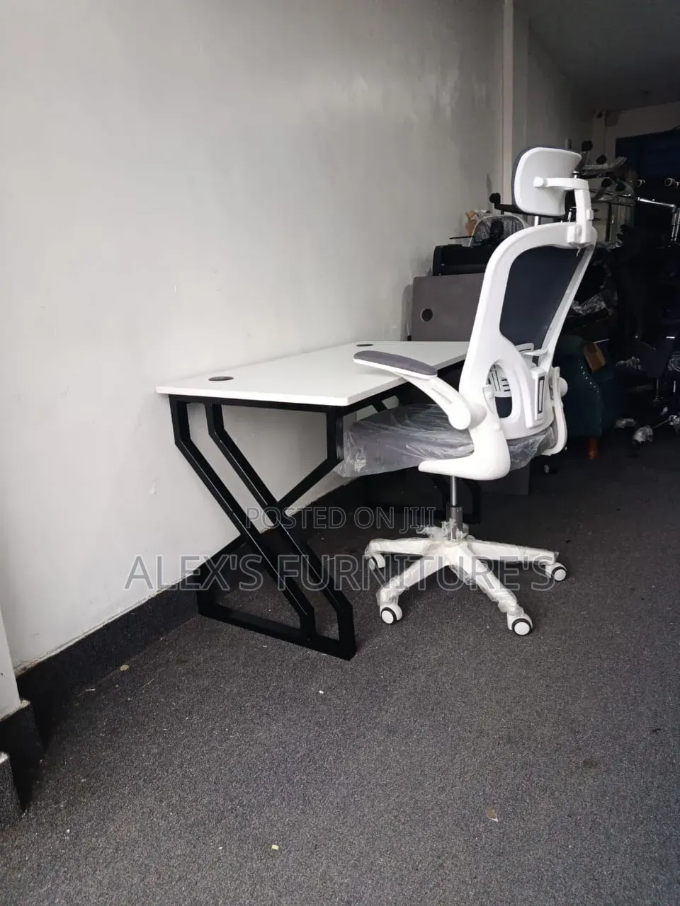 Mesh Office Chairs/Metallic Office Des