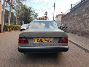 Mercedes-Benz W124 1993 Gold