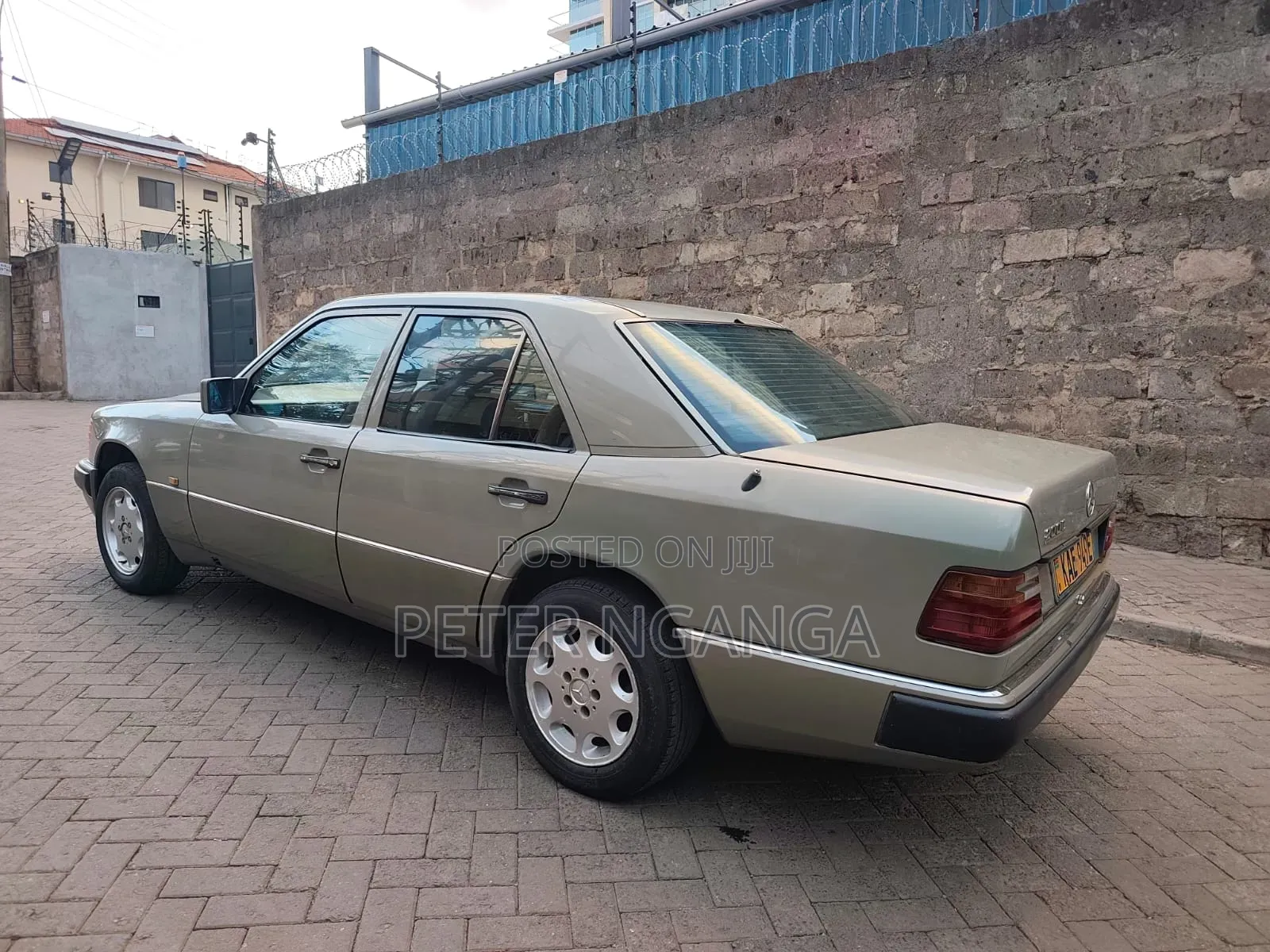 Mercedes-Benz W124 1993 Gold