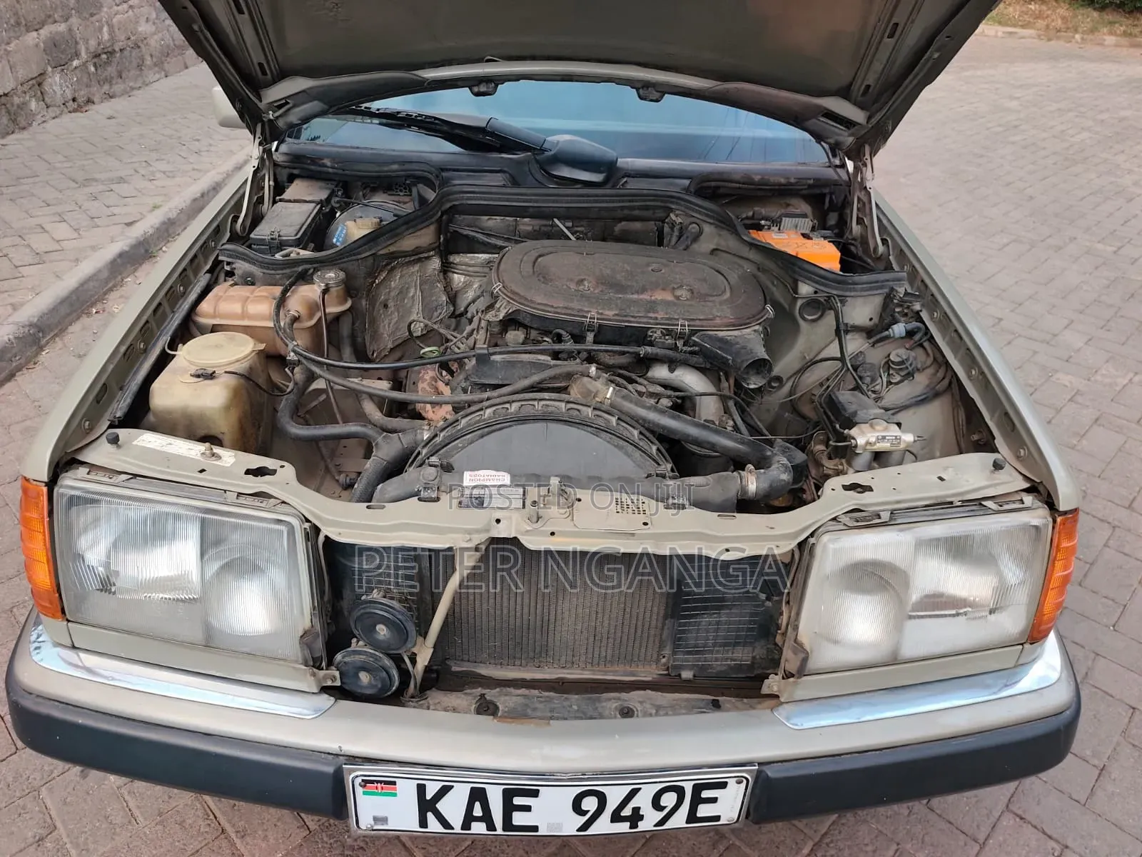 Mercedes-Benz W124 1993 Gold