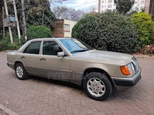 Mercedes-Benz W124 1993 Gold