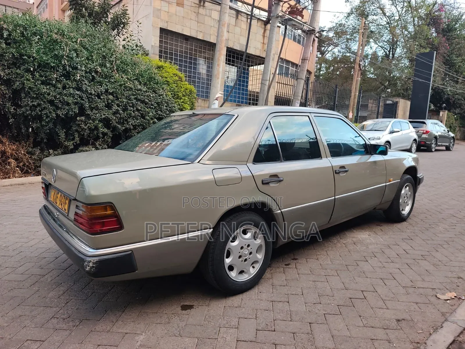 Mercedes-Benz W124 1993 Gold