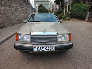 Mercedes-Benz W124 1993 Gold