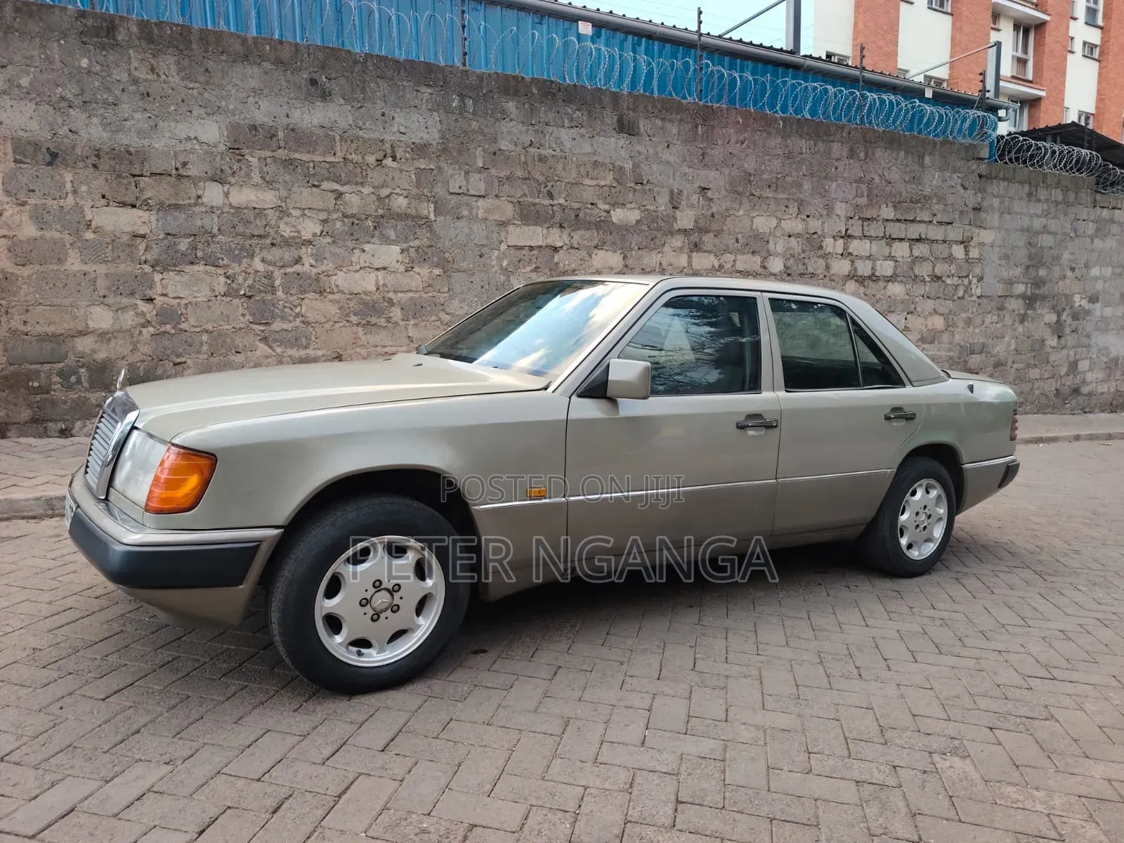 Mercedes-Benz W124 1993 Gold