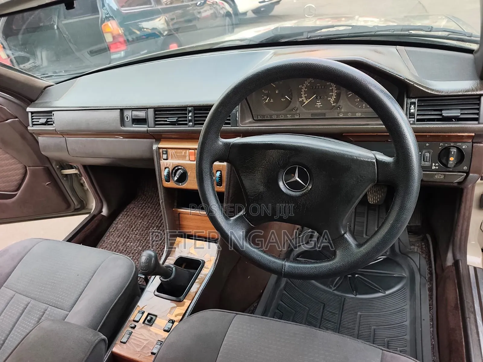 Mercedes-Benz W124 1993 Gold
