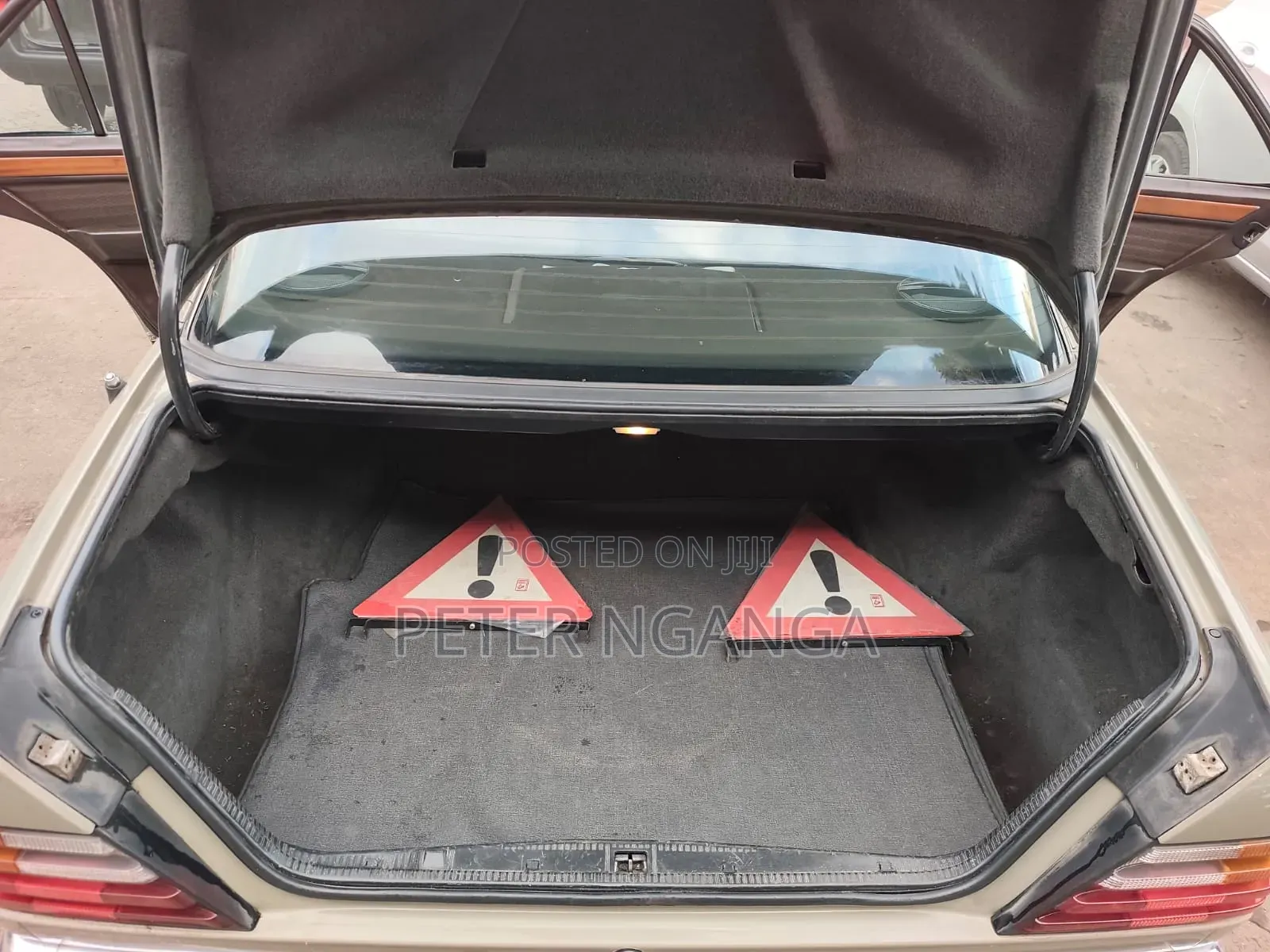 Mercedes-Benz W124 1993 Gold