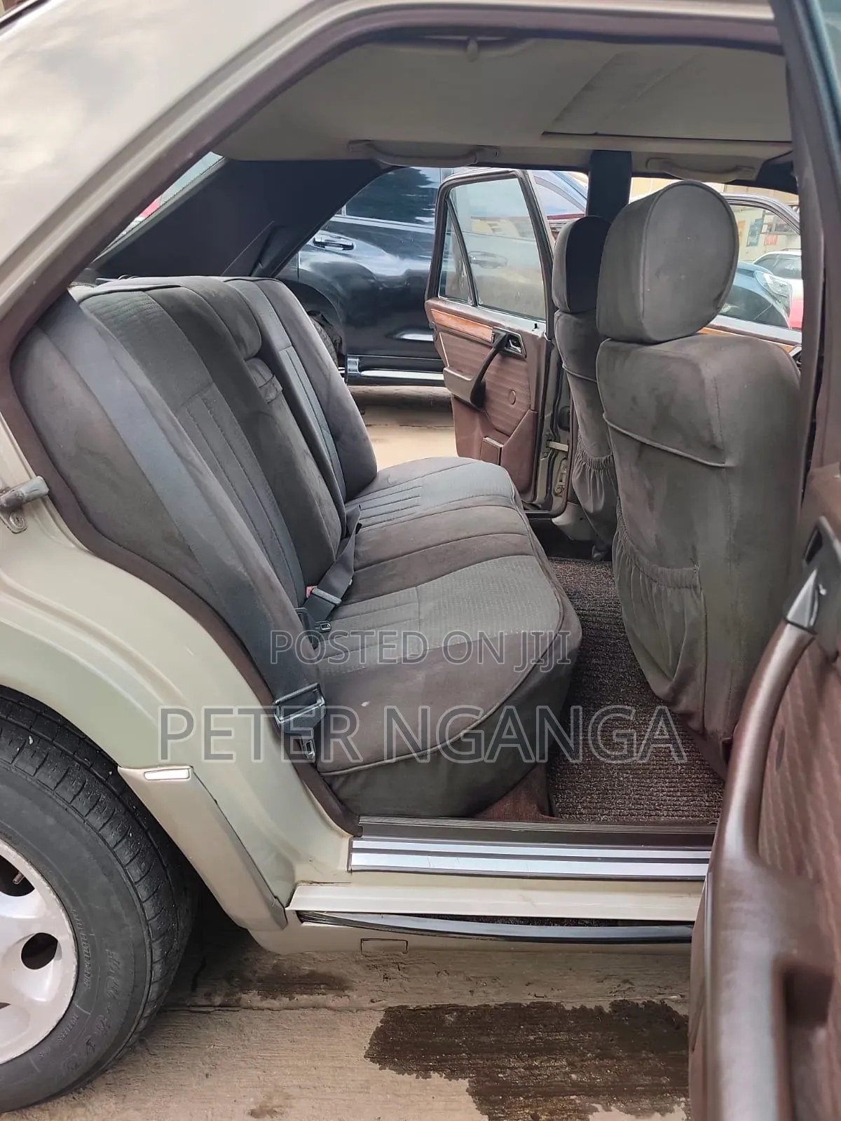 Mercedes-Benz W124 1993 Gold