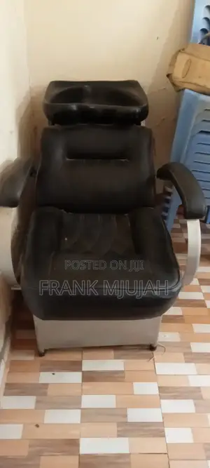 Kinyozi Chair