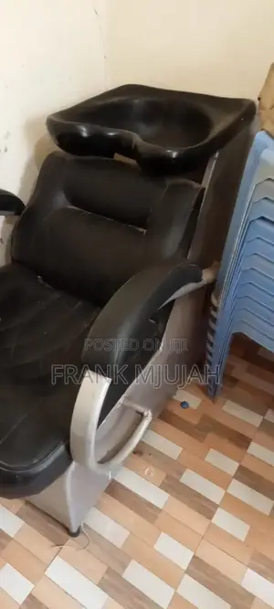 Kinyozi Chair