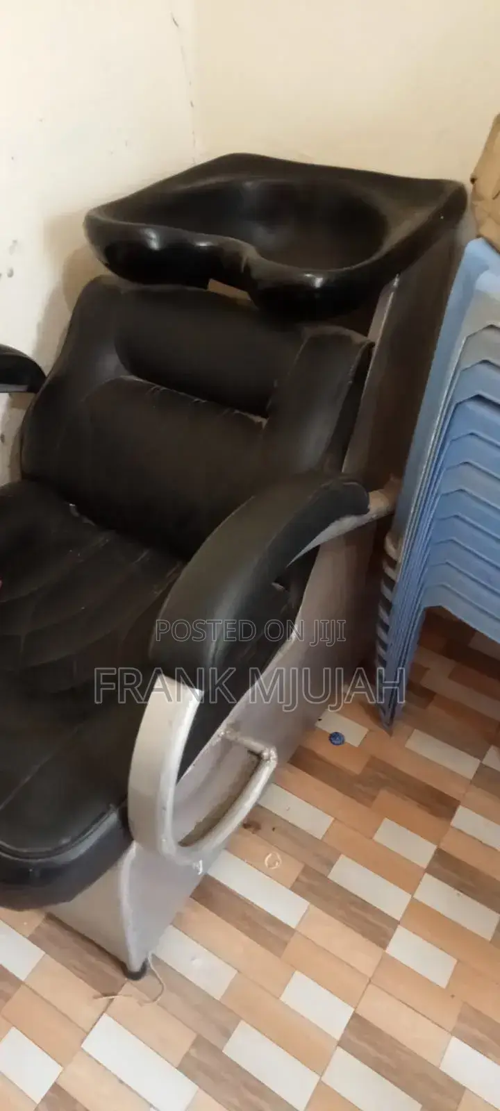 Kinyozi Chair