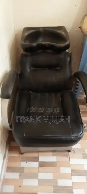 Kinyozi Chair