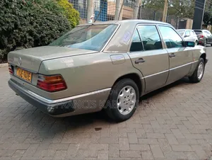 Mercedes-Benz E200 1993 Green