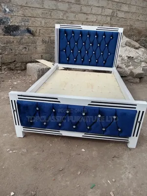 4x6 Mocket Bed 🛏 Color Blue and White +Sliver Buttons
