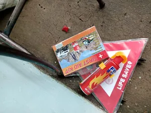 Safety Car Road Accident Safety Kit With Spray Canister Fire Stop