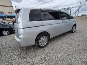 Toyota ISIS 2015 Silver