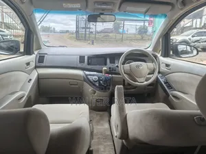 Toyota ISIS 2015 Silver