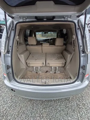 Toyota ISIS 2015 Silver