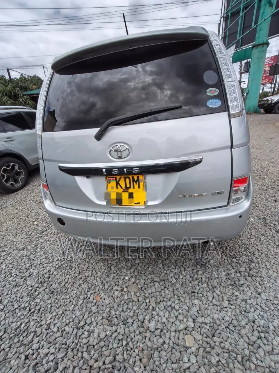 Toyota ISIS 2015 Silver