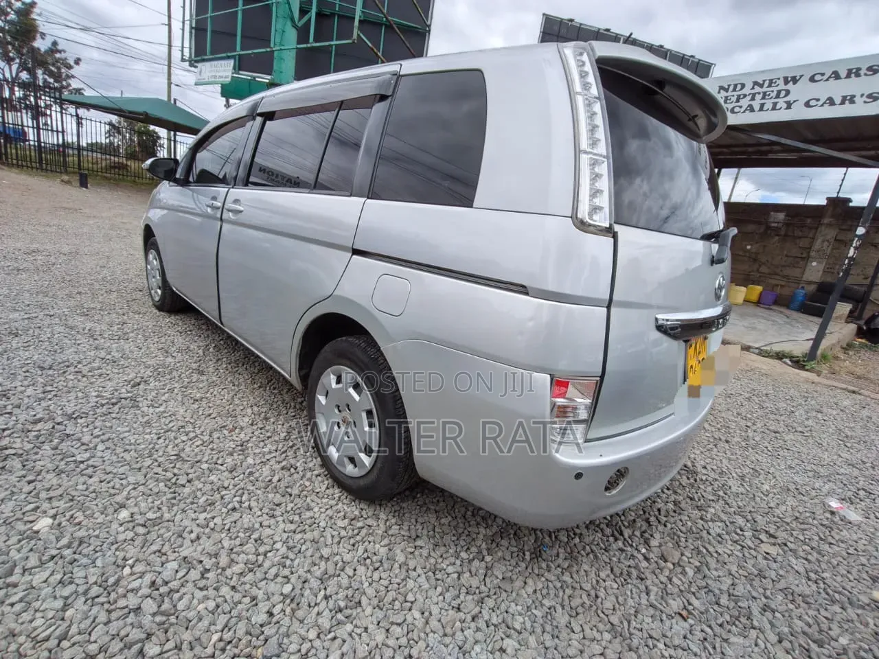 Toyota ISIS 2015 Silver