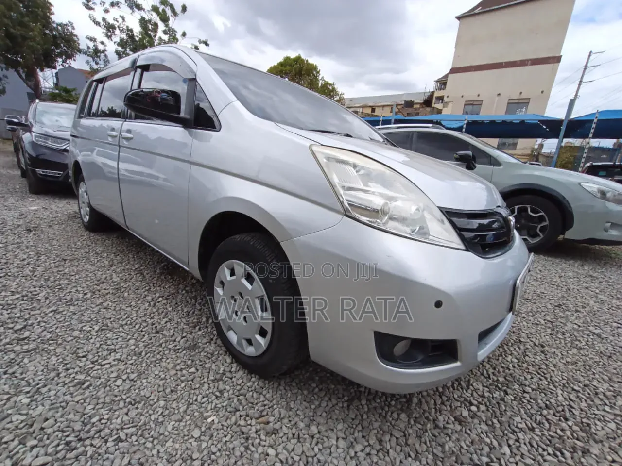 Toyota ISIS 2015 Silver