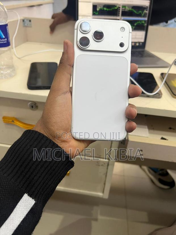 Apple iPhone 17 Pro Max 512 GB Silver - main view