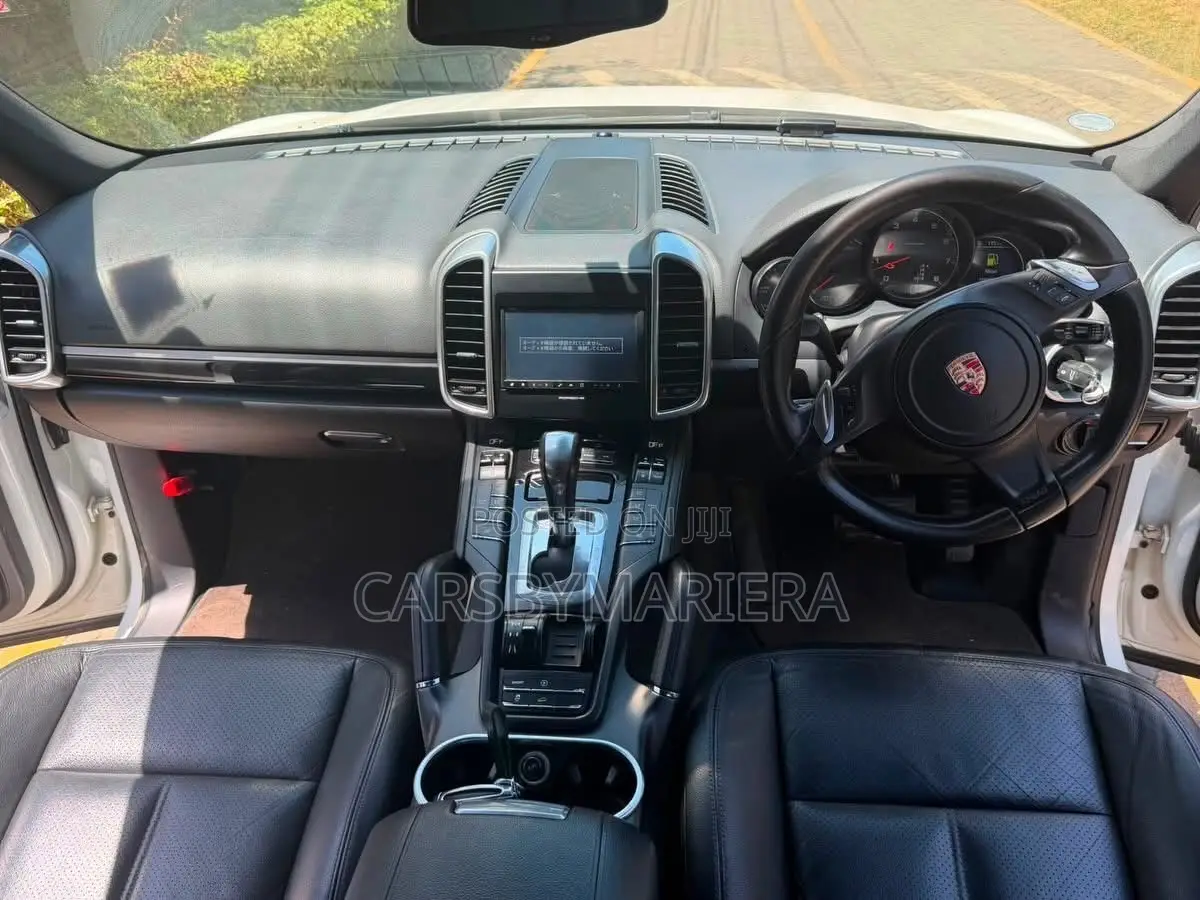 Porsche Cayenne 2013 White