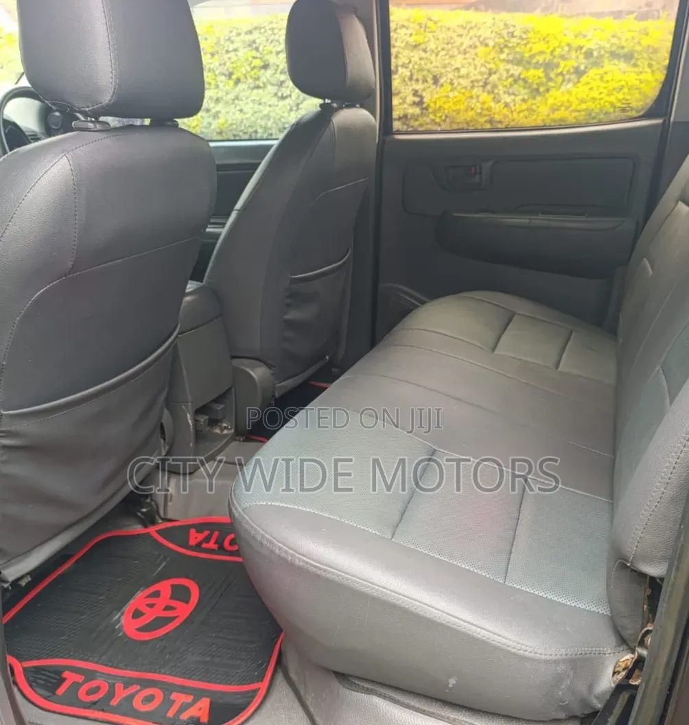 Toyota Hilux 2013 Black