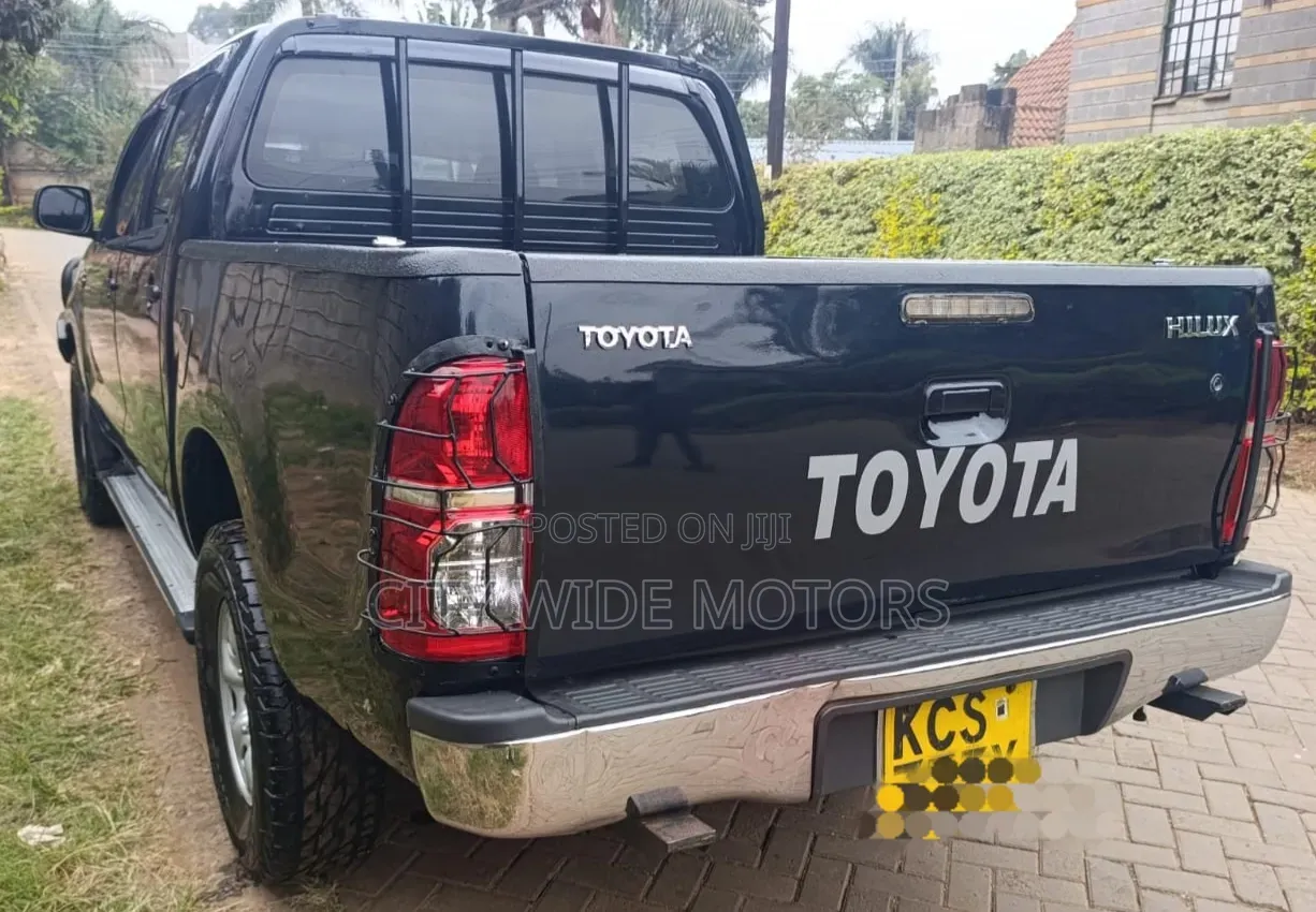 Toyota Hilux 2013 Black