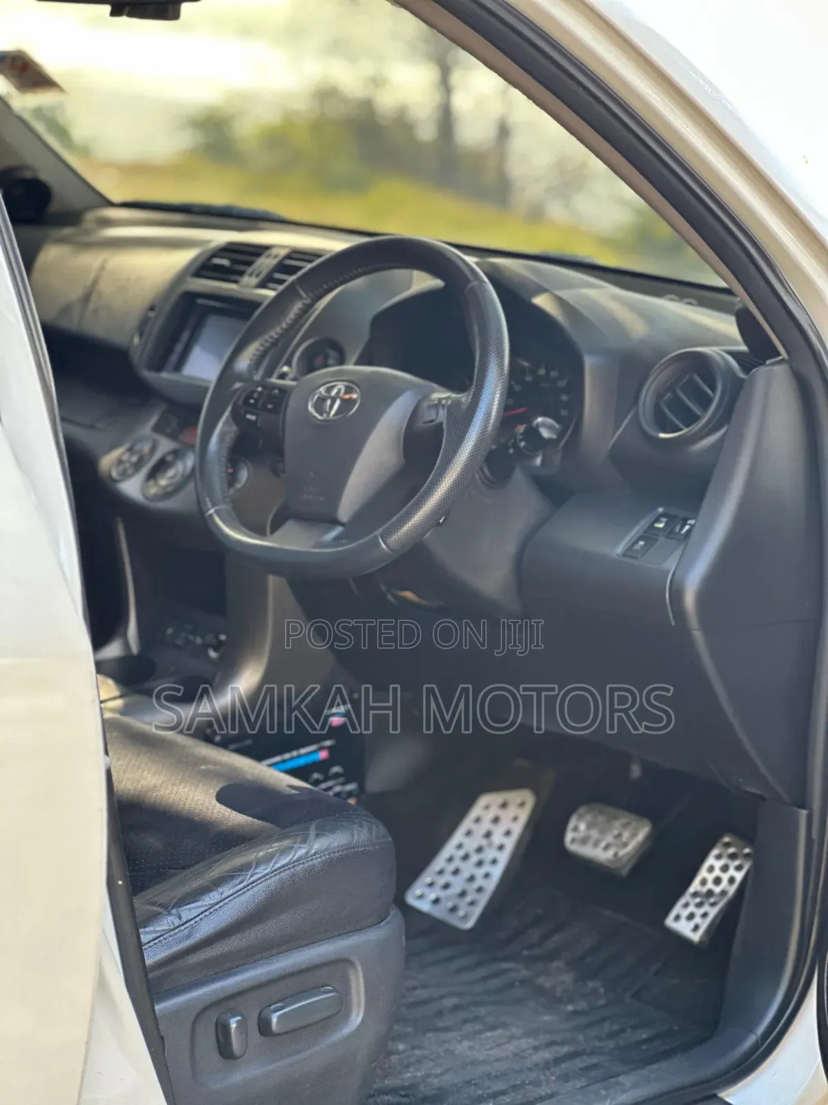 Toyota Vanguard 2013 White