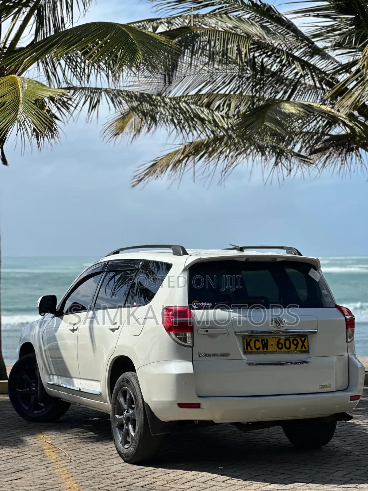 Toyota Vanguard 2013 White