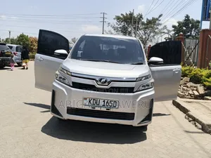 Toyota Voxy 2019 Silver