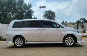 Toyota ISIS 1.8 L 2WD 2011 Silver
