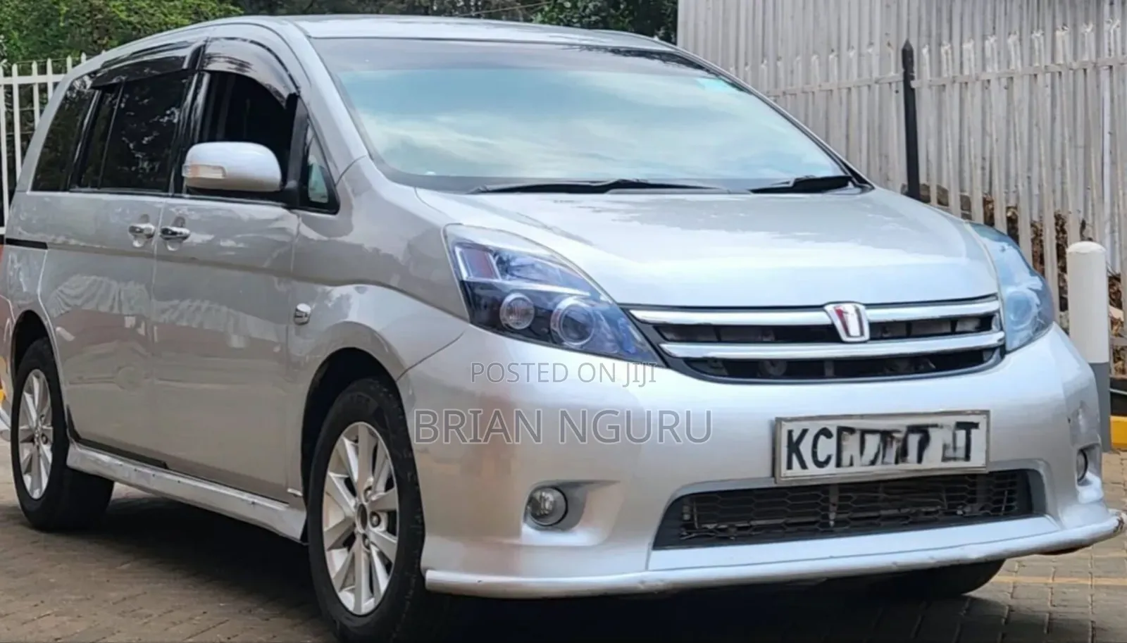 Toyota ISIS 1.8 L 2WD 2011 Silver