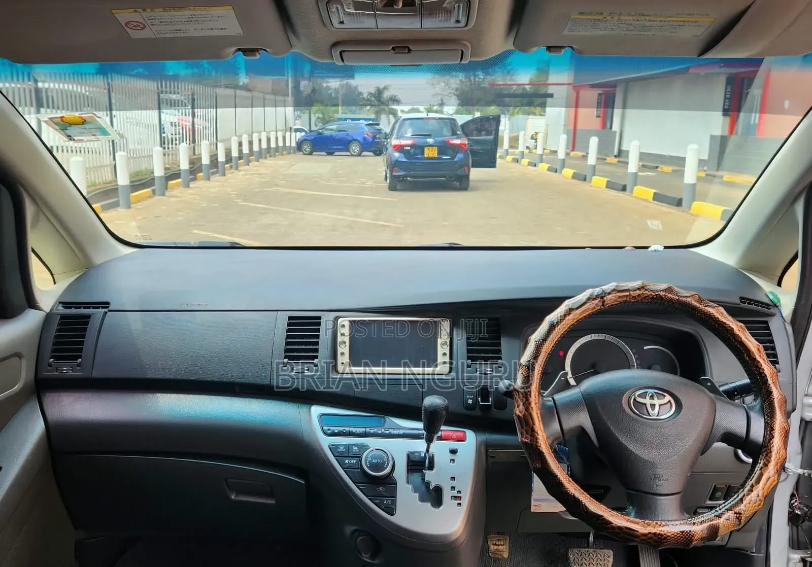 Toyota ISIS 1.8 L 2WD 2011 Silver
