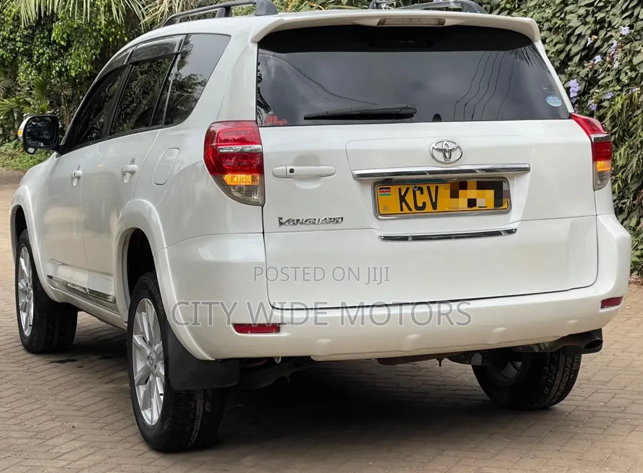 Toyota Vanguard 2012 White