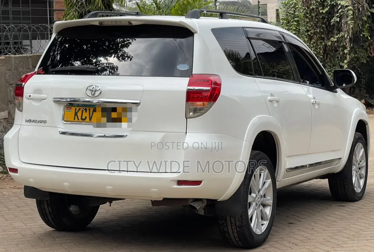 Toyota Vanguard 2012 White