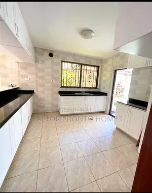 5bdrm Townhouse/Terrace in Lavington, Muthangari for sale