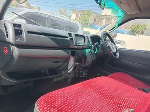 Toyota HiAce 2015 Silver
