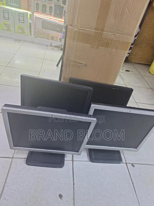 17 Inches Monitor HP and Dell - main view