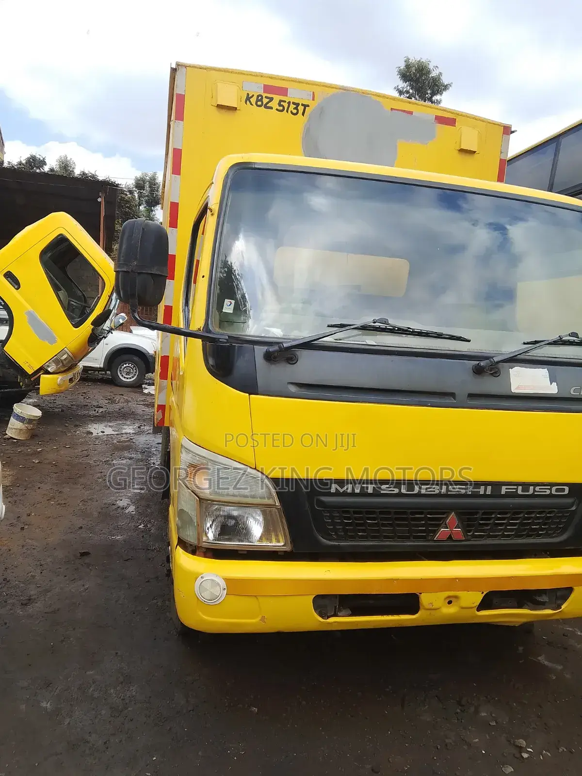 Mitsubishi Canter 2013 Yellow