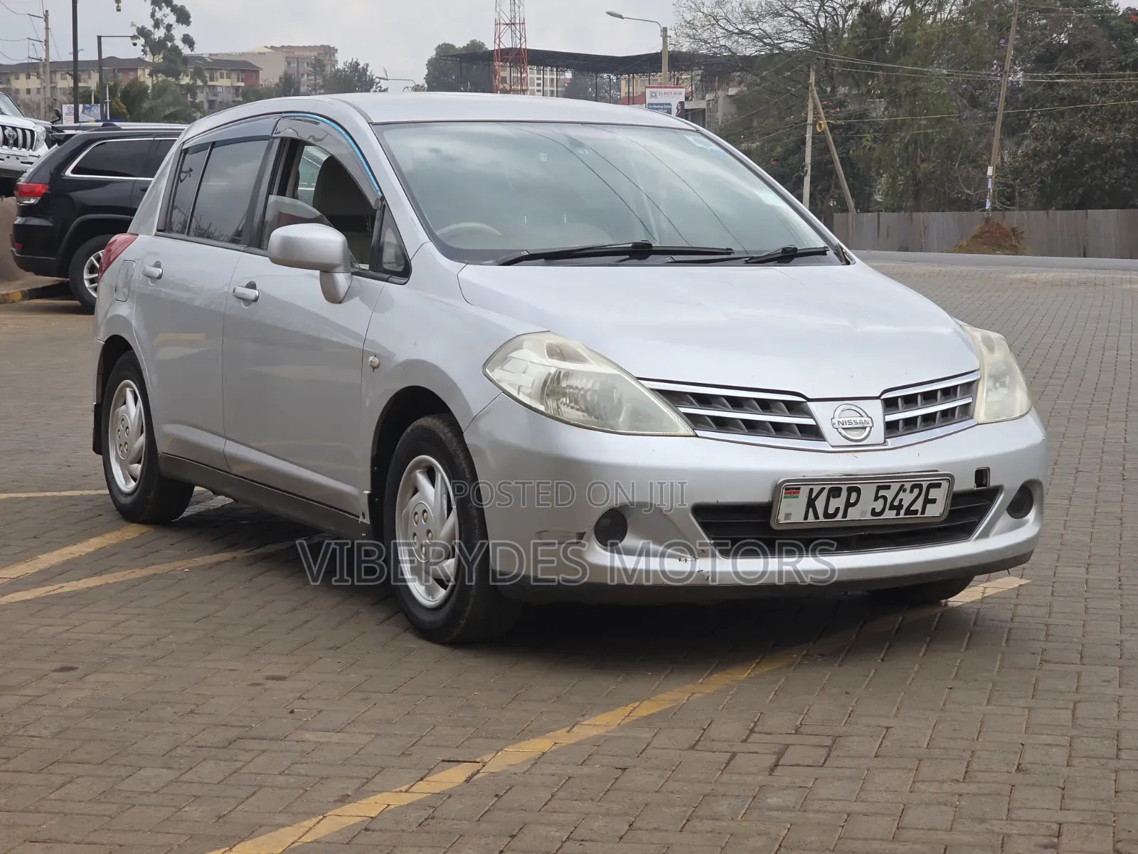 Nissan Tiida 2010 Silver