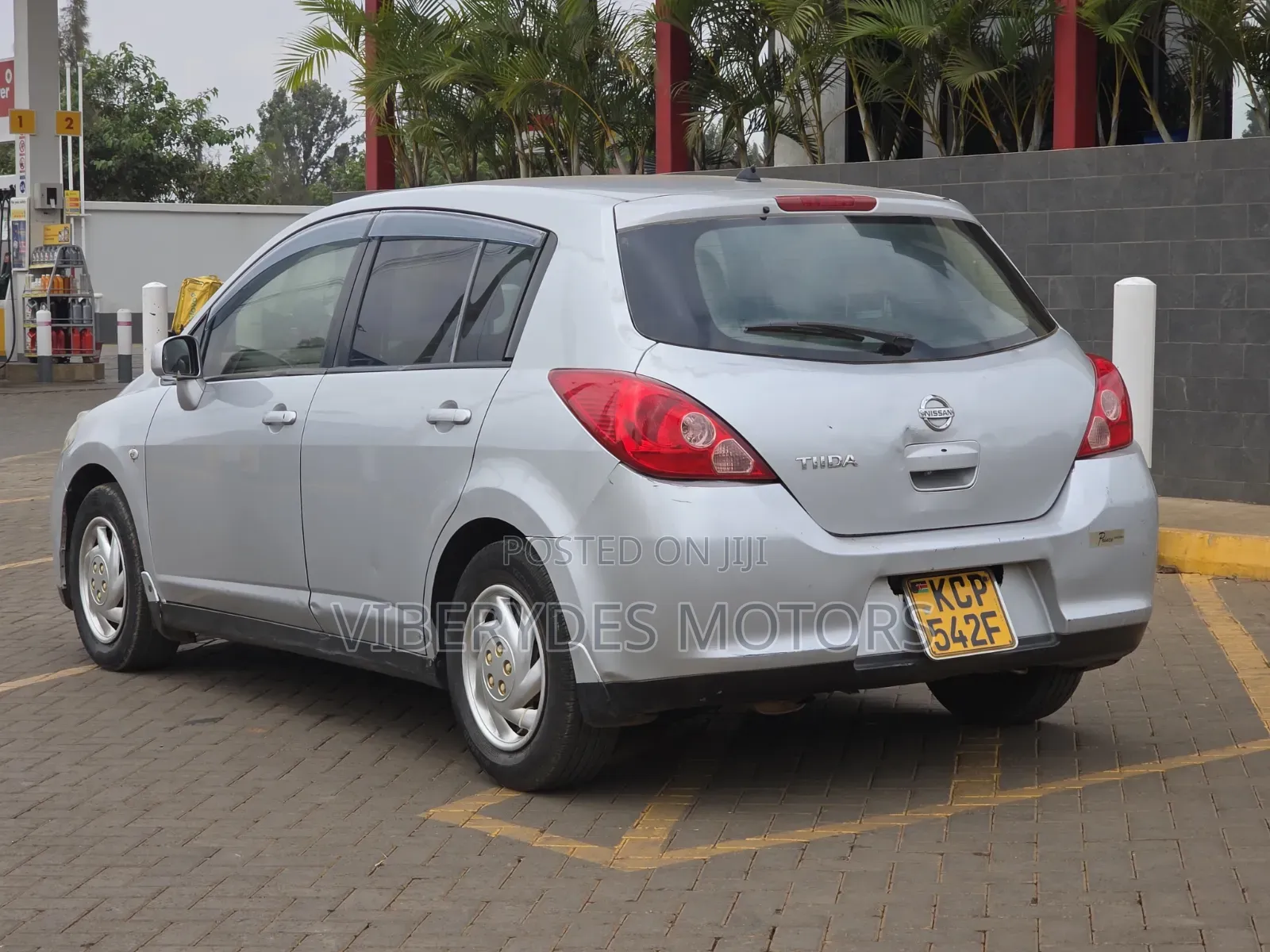 Nissan Tiida 2010 Silver