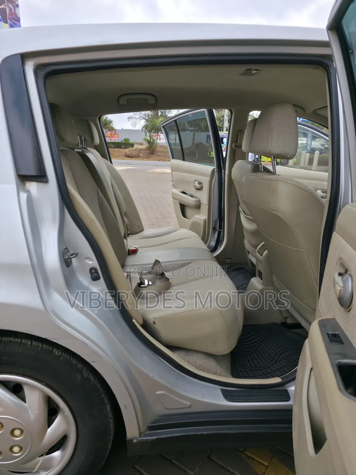 Nissan Tiida 2010 Silver