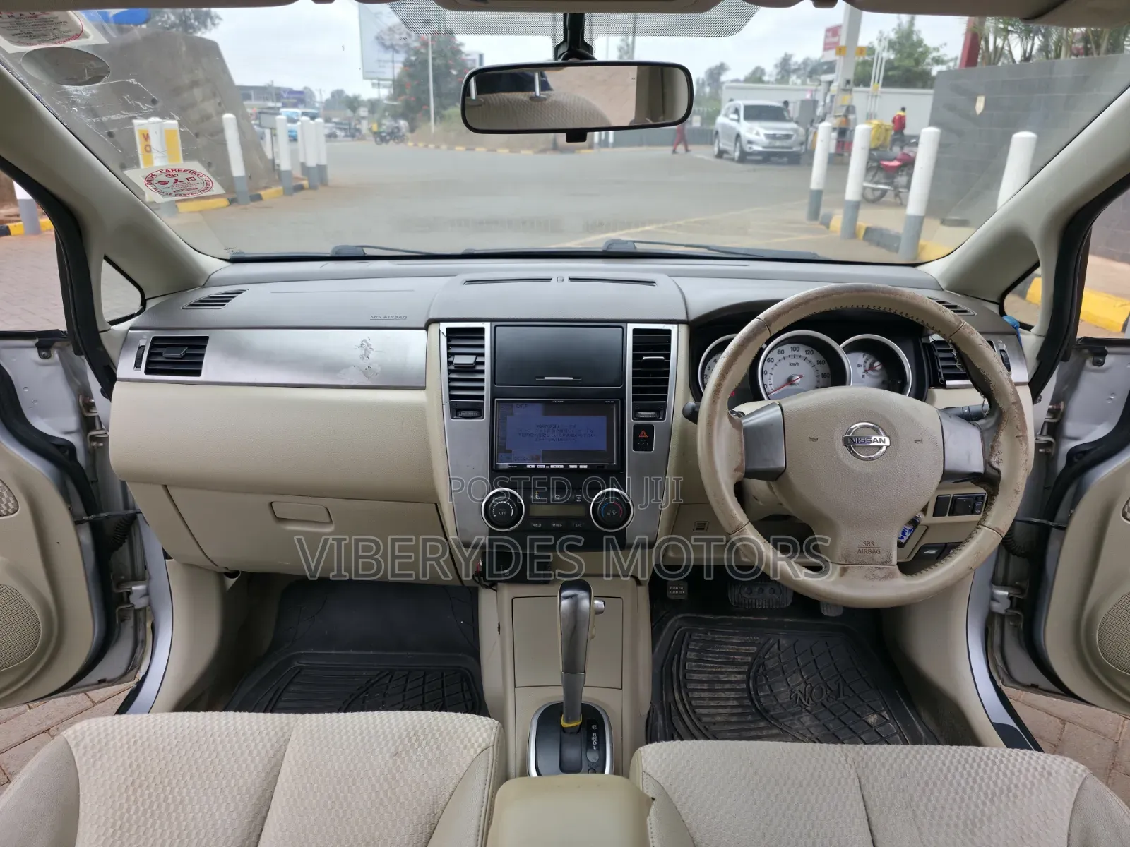 Nissan Tiida 2010 Silver