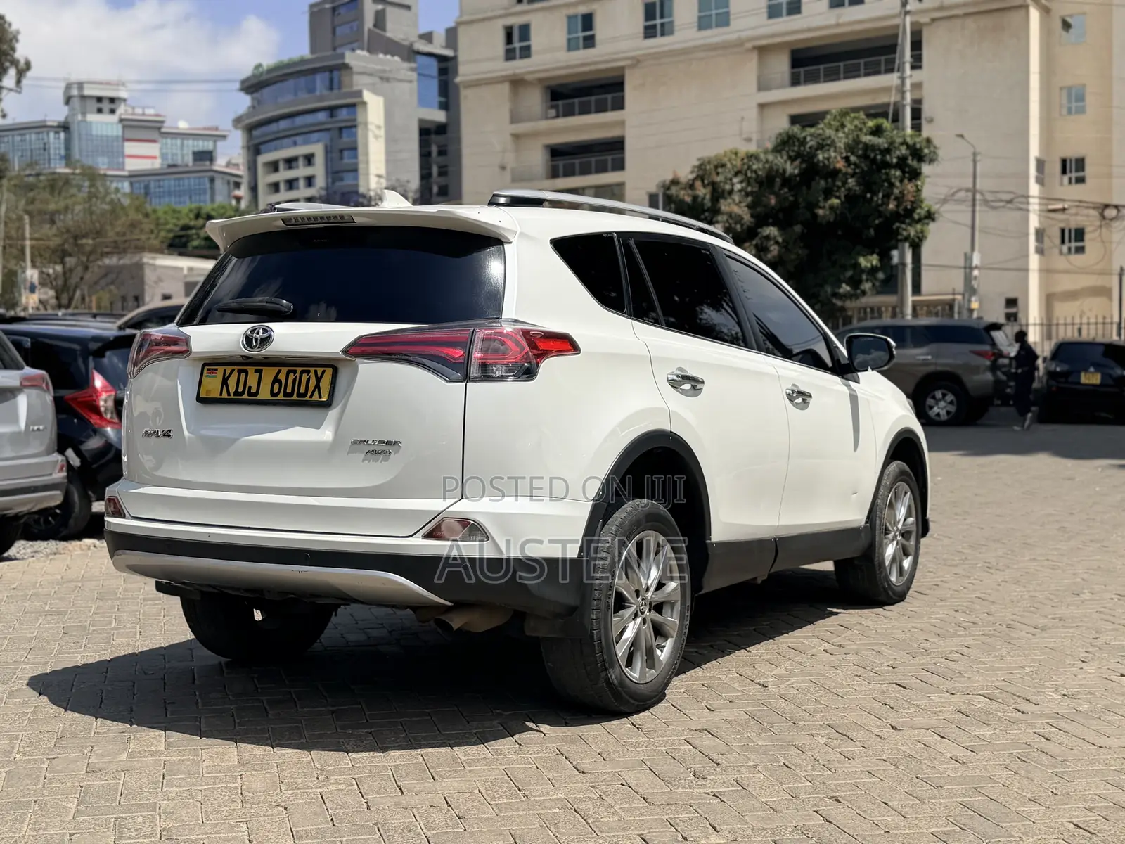 Toyota RAV4 LE AWD (2.5L 4cyl 6A) 2016 White