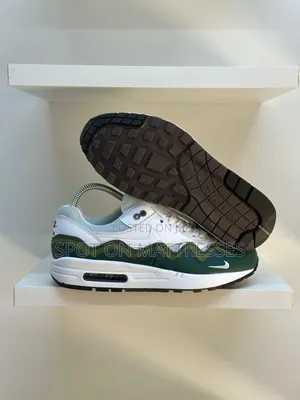 Airmax 1 Patta B/W. Sizes 40-45. Delivery Available Nationwide.