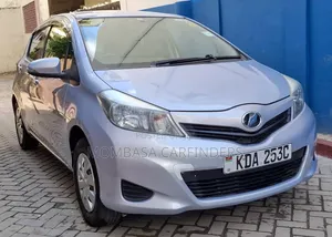 Toyota Vitz 2013 Silver